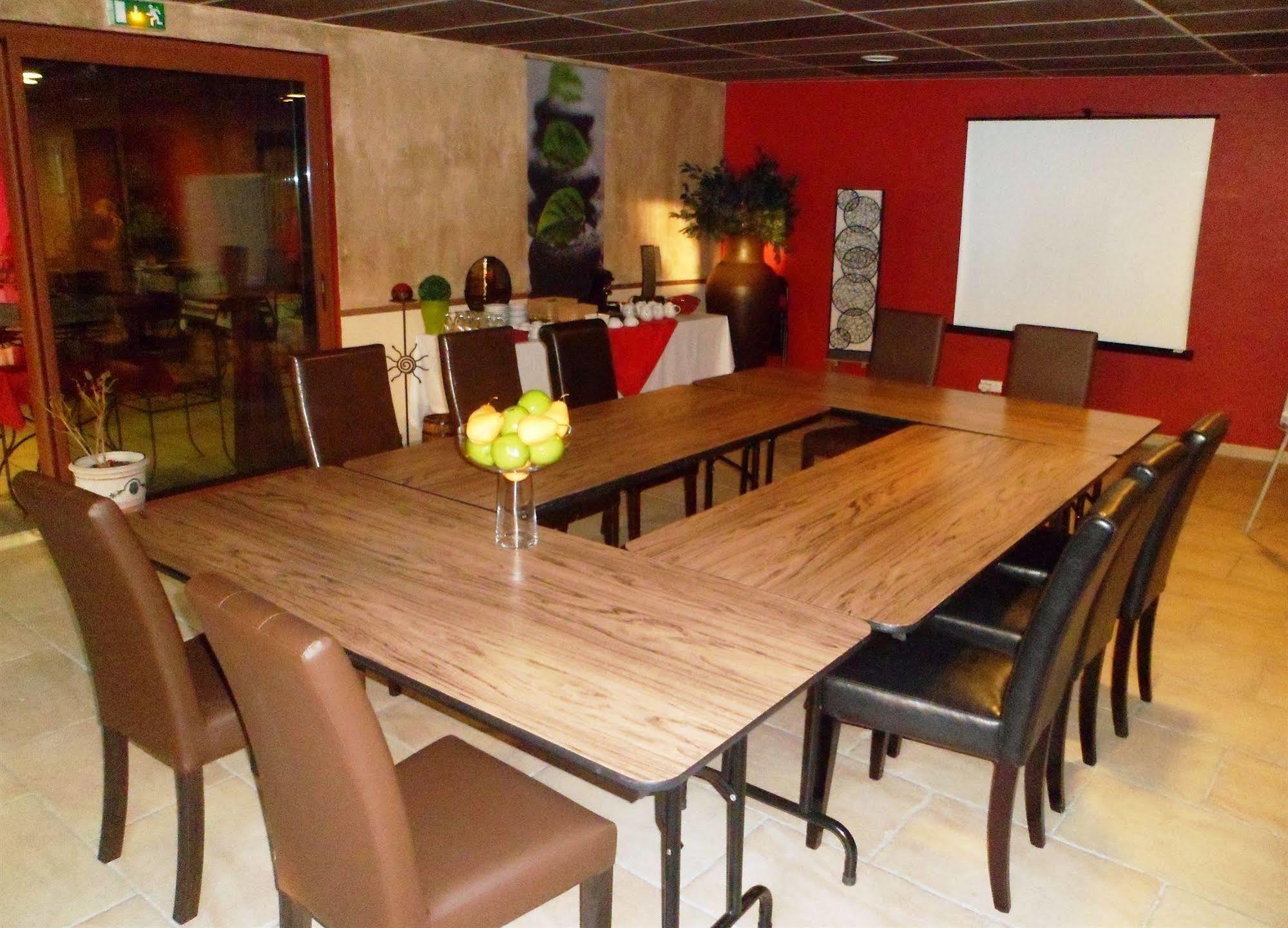 The Originals City, Hotel Le Village Provencal, Aix-En-Provence Nord Pertuis Buitenkant foto